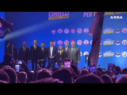 Campania, Meloni chiude il comizio e partecipa al coro “chi non salta comunista e'”