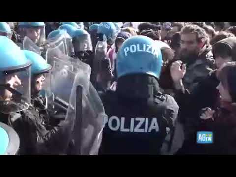 «No Meloni day» a Bologna, tensione tra i manifestanti e la polizia in assetto antisommossa