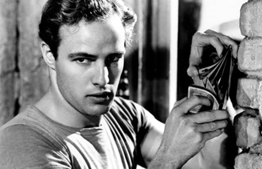 L’eclatante debutto di Marlon Brando – La fine della Guerra fredda – Il primo SMS
