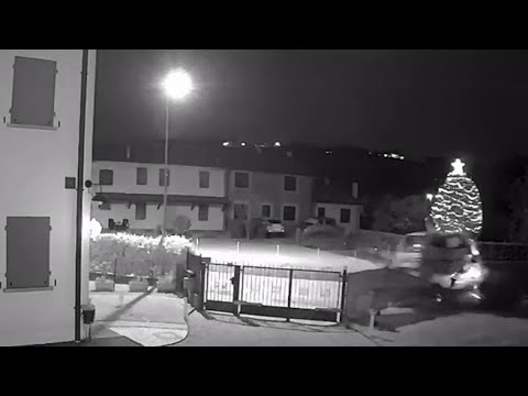 Treviso, auto si schianta contro un muretto ad altissima velocità: il video dell’incidente