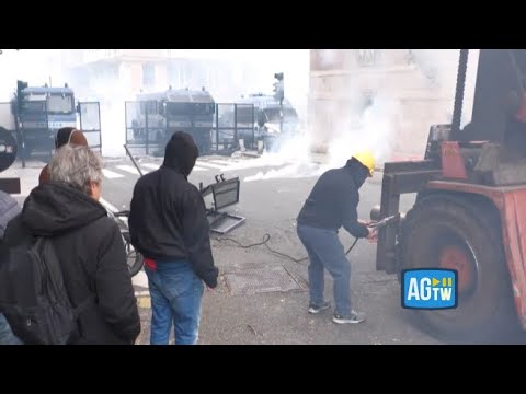 Genova, tensioni al corteo ex Ilva: uova e fumogeni contro le forze dell’ordine, ferito un operaio