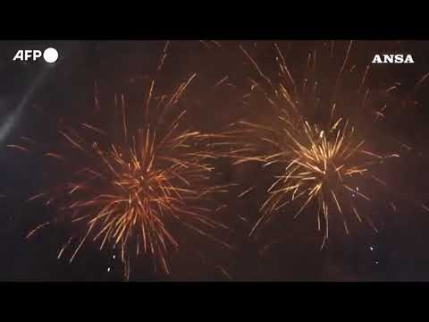Botafogo Beach, inaugurato albero di Natale di 80 metri con fuochi d’artificio