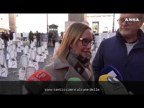 Morti nelle carceri, flash-mob con 72 sagome senza volto davanti a Montecitorio