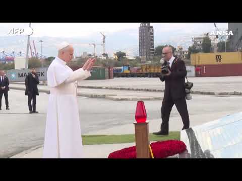 Il Papa prega al porto di Beirut, teatro della disastrosa esplosione del 2020