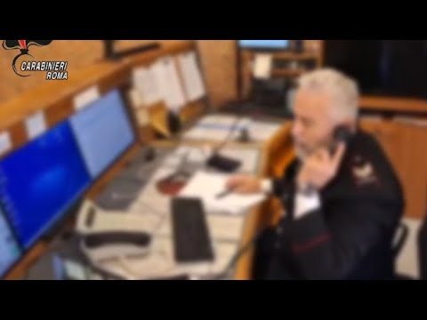 Roma, i carabinieri al giovane che minaccia il suicidio: «Ci parliamo noi con tua mamma»