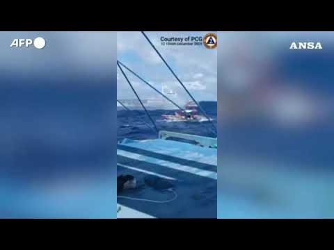 Tensione in Asia, la Guardia Costiera cinese spara con idranti contro un’imbarcazione filippina