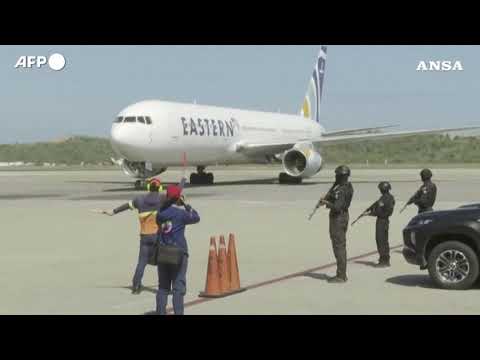 Primo volo di rimpatrio dei migranti atterra in Venezuela, dopo il caso Maduro