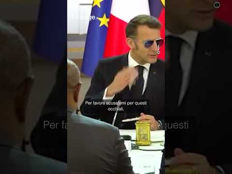 Macron a un incontro all’Eliseo con gli occhiali da sole: “Vogliate scusarmi, dovrò indossarli per u