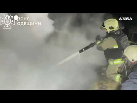 Attacco russo nella regione di Odessa, i soccorritori in azione