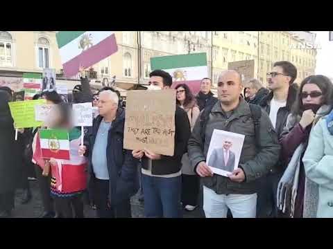 Trieste, manifestazione a sostegno della popolazione iraniana