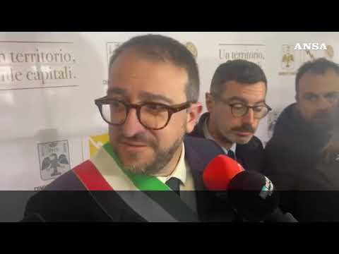 L’Aquila, il sindaco e la battuta su anti-juventino e anti-fascista: “Non coglie l’ironia”