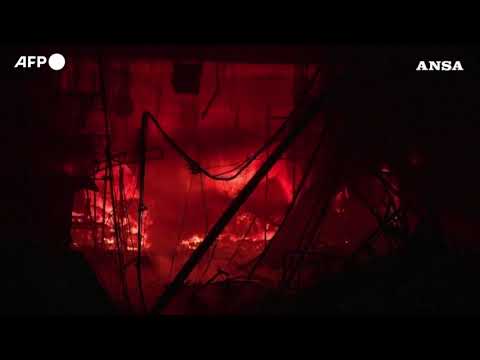 Pakistan, incendio in un centro commerciale a Karachi: morti e feriti