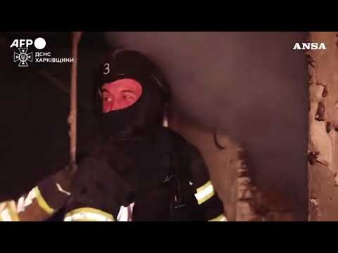Attacco russo su Kharkiv, i soccorritori in azione