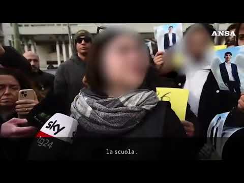 Studente ucciso alla Spezia, parenti e amici davanti alla prefettura