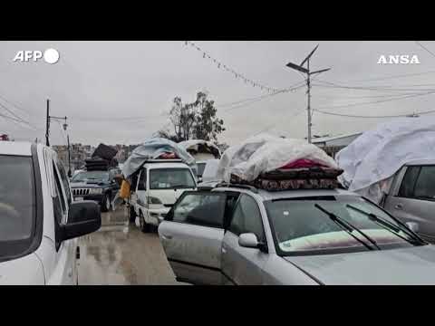 Siria, i curdi sfollati arrivano a Qamishli dopo l’avanzata dell’esercito