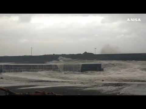 Allerta maltempo in Sicilia, intense mareggiate nel Catanese