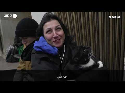 Droni e missili su Kiev, i residenti cercano rifugio in metro durante un nuovo attacco russo