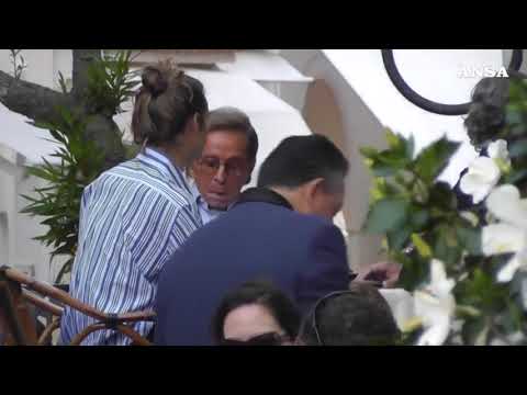 Capri resta senza Valentino, la sua amata isola si fermava al passaggio dell’icona dello stile