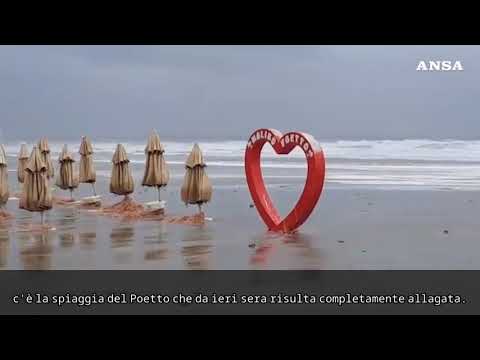 Mareggiata lungo il litorale del Poetto, a Cagliari