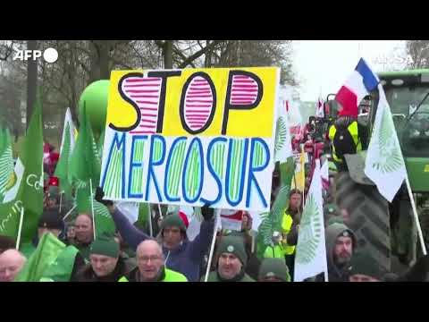 Ue-Mercosur, a Strasburgo la protesta degli agricoltori contro l’accordo