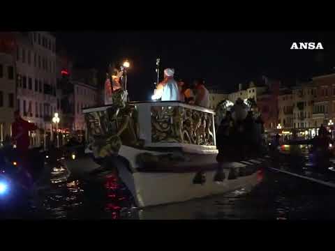 Milano Cortina, fiaccola olimpica a Venezia: festa sul Canal Grande