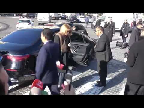 L’arrivo di Anna Wintour e Anne Hathaway ai funerali di Valentino