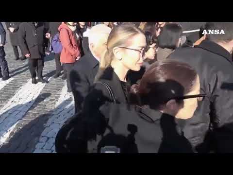 Funerale di Valentino, gli arrivi dei personaggi famosi