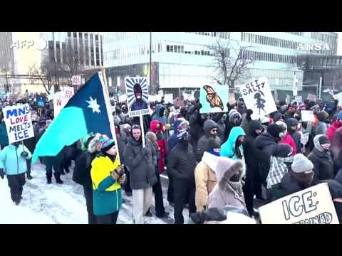 La marcia a Minneapolis contro l’Ice sfida il gelo