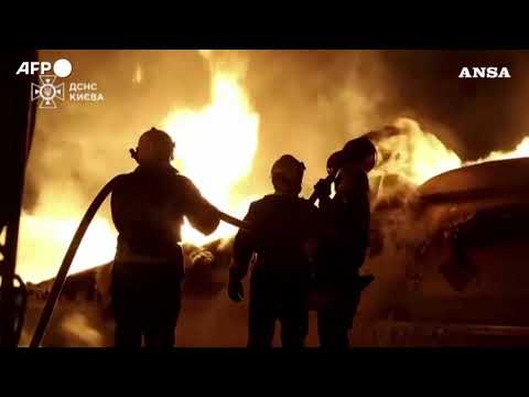 Incendi e distruzione a Kiev dopo un attacco russo con missili e droni