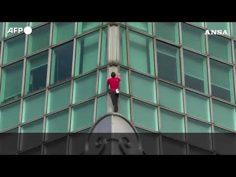 Il climber Alex Honnold scala il grattacielo Taipei 101 in free solo