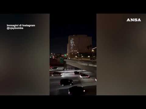 Los Angeles, un video anti-Ice proiettato sulle pareti del penitenziario