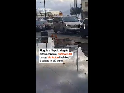 Traffico in tilt al centro di Napoli per una voragine allagata in via Acton, all’altezza dei Cavalli