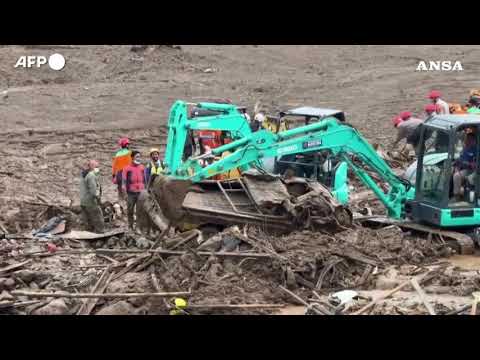 Una frana travolge un villaggio a Giava, continuano le operazioni di ricerca e soccorso