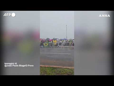 Brasile, il momento in cui un fulmine colpisce un raduno pro-Bolsonaro