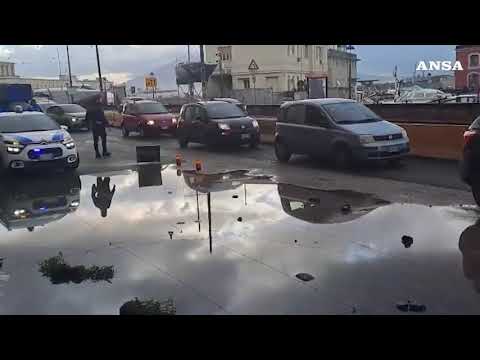 Allagamenti e buche dopo la pioggia, traffico in tilt a Napoli