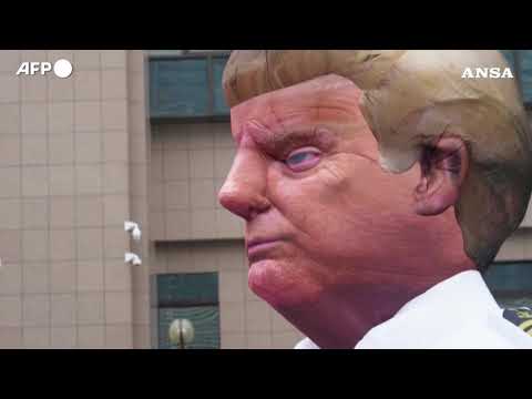 Bruxelles, protesta di Greenpeace contro la dipendenza energetica dell’Ue