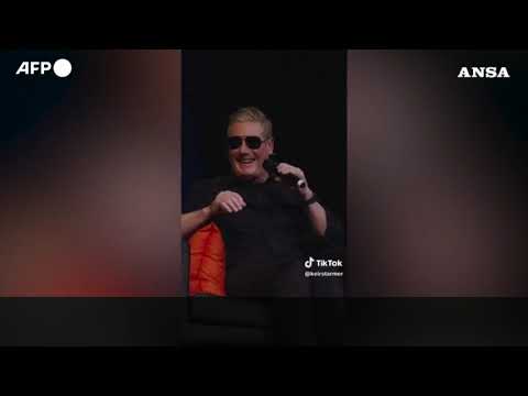 Occhiali specchiati e un “bonjour”, Starmer scherza su Macron