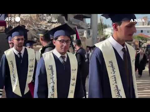 Gaza, non solo sofferenza: studenti di Medicina festeggiano la laurea