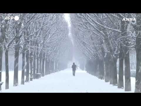 Parigi, la neve imbianca i giardini del Palais-Royal