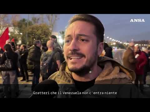 Corteo a Napoli contro Trump: “Giu’ le mani dal Venezuela”