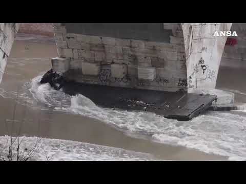Pioggia record a Roma, il Tevere supera i 7 metri e copre le banchine