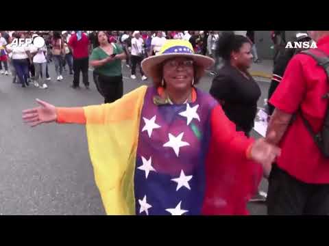 A Caracas le donne venezuelane marciano in sostegno della moglie di Maduro