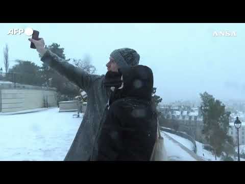 Neve e ghiaccio a Parigi: Montmartre sotto una coltre bianca