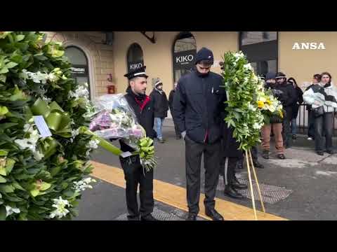 Capotreno ucciso a Bologna, in tanti in divisa al presidio in stazione