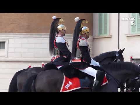 Festa del Tricolore, il cambio della guardia in piazza del Quirinale