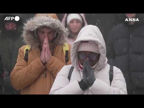 Crans-Montana, un minuto di silenzio davanti al bar Le Constellation