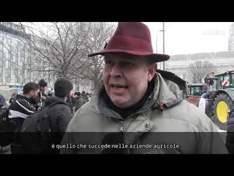 Gli agricoltori spruzzano latte davanti al Pirellone: “E’ quello che accade alle aziende”