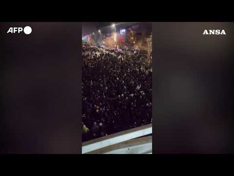 Iran, edificio governativo in fiamme mentre scoppiano nuove manifestazioni