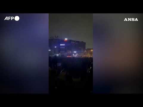 Teheran, manifestanti radunati in piazza Punak: fuochi d’artificio in cielo