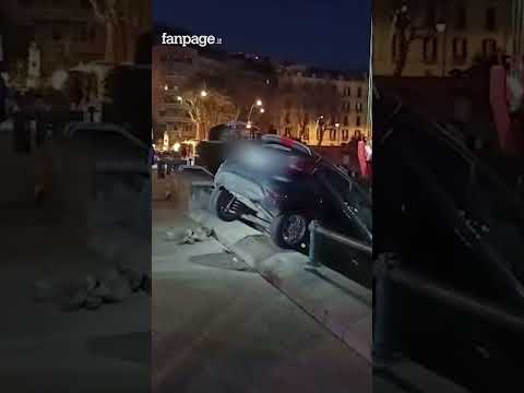 Auto sfonda la ringhiera del Lungomare e resta in bilico sulla spiaggia: incidente agli chalet di Me